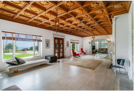 В Майами собака-наследник состояния продает особняк, который ранее принадлежал Мадонне